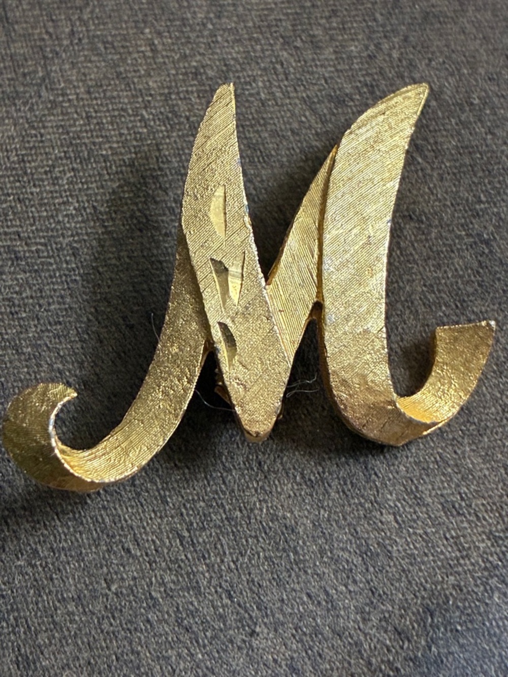 Gold Letter M Brooch made by Mamselle often are gold plated mid century - Picture 3 of 5